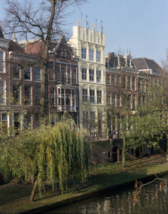 116085 Gezicht op de voorgevels van de huizen Oudegracht 311 (links) -lager te Utrecht, met in het midden het huis ...